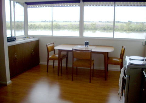 Riverfront Holiday House - St Kilda Accommodation 2