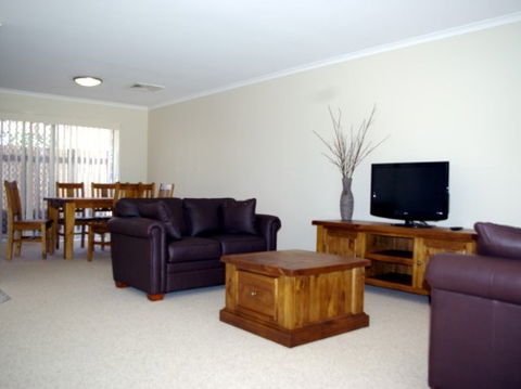 Fairways Bed And Breakfast At Jerilderie - St Kilda Accommodation 2