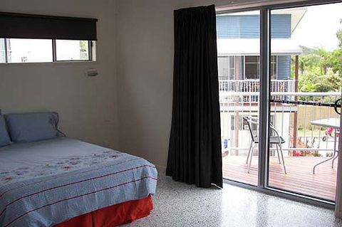 Emu's Beach Resort - St Kilda Accommodation 1