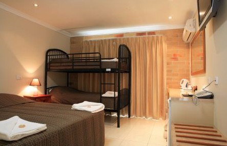 Emerald Central Palms Motel - St Kilda Accommodation 0