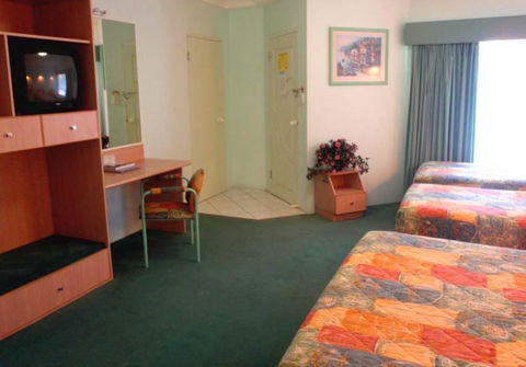Runaway Bay Motor Inn - St Kilda Accommodation 1