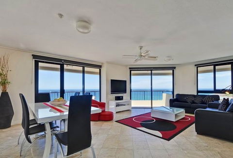 Clubb Coolum Beach - St Kilda Accommodation 2