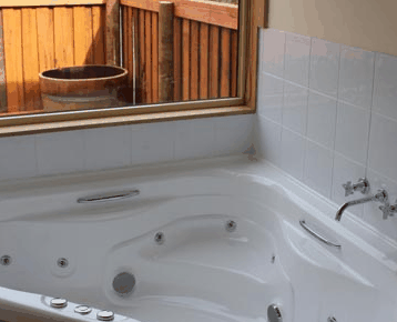 Tullah Lakeside Chalets - St Kilda Accommodation 2