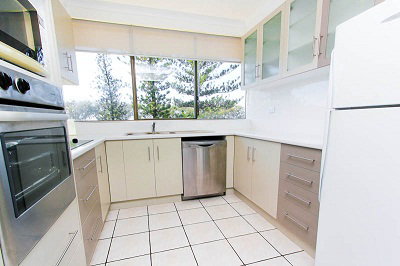Seacrest Beachfront Holiday Apartments - St Kilda Accommodation 2