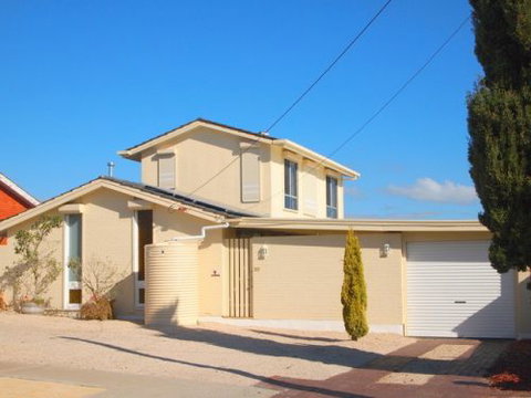 Homes Down Under - St Kilda Accommodation 2