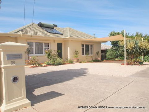 Homes Down Under - St Kilda Accommodation 3