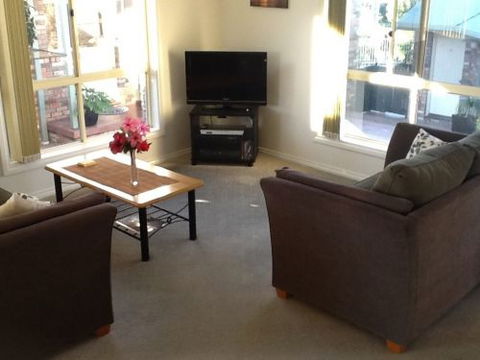 Captain's Quarters - St Kilda Accommodation 2