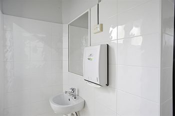 The Lakes Hotel - St Kilda Accommodation 7