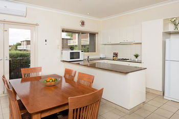 Apartments @ Kew Walpole Gardens - Kew Serviced Townhouses - St Kilda Accommodation 9