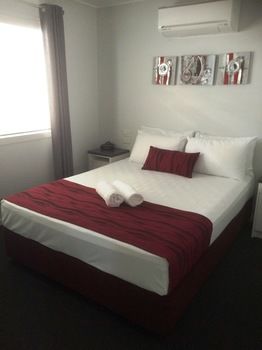 Alex Beach Cabins - St Kilda Accommodation 4