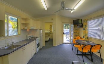 Alex Beach Cabins - St Kilda Accommodation 13
