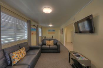 Alex Beach Cabins - St Kilda Accommodation 14
