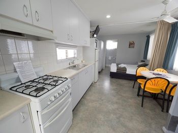 Alex Beach Cabins - St Kilda Accommodation 32
