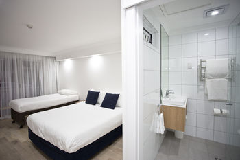 Ocean Front At The Entrance - St Kilda Accommodation 3