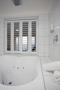Ocean Front At The Entrance - St Kilda Accommodation 4