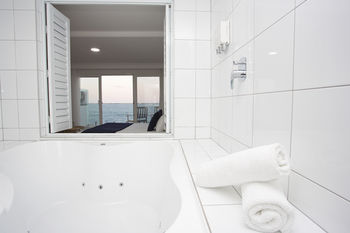 Ocean Front At The Entrance - St Kilda Accommodation 6