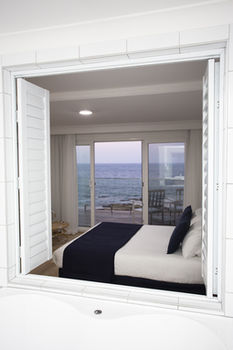 Ocean Front At The Entrance - St Kilda Accommodation 7