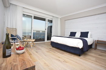 Ocean Front At The Entrance - St Kilda Accommodation 10