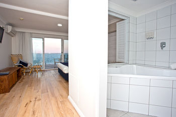 Ocean Front At The Entrance - St Kilda Accommodation 13