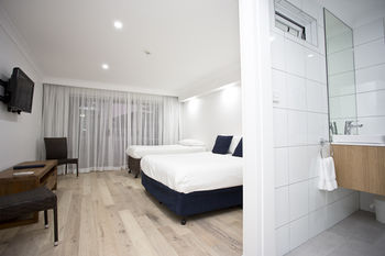 Ocean Front At The Entrance - St Kilda Accommodation 14