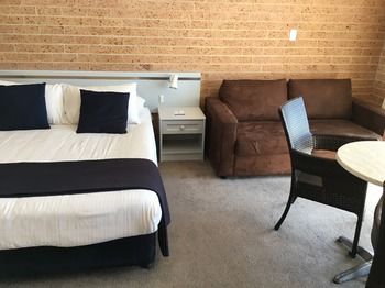 Ocean Front At The Entrance - St Kilda Accommodation 32