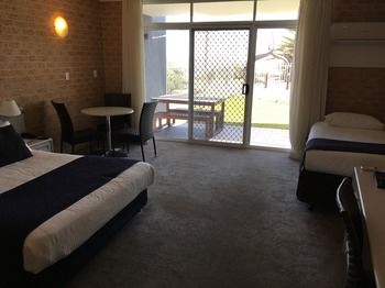 Ocean Front At The Entrance - St Kilda Accommodation 35