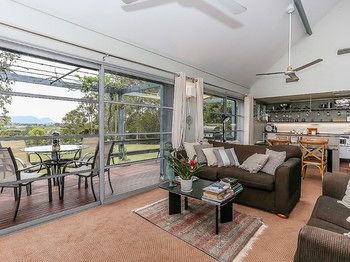 Vineyard Hill - St Kilda Accommodation 7