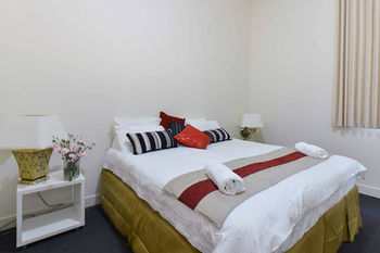 Anchor On Little Collins - St Kilda Accommodation 9