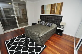 Camperdown 11 Briggs Furnished Apartment - St Kilda Accommodation 4
