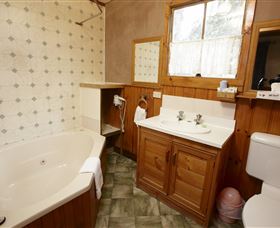 Crayfish Creek Van And Cabin Park And Spa Treehouse - St Kilda Accommodation 1