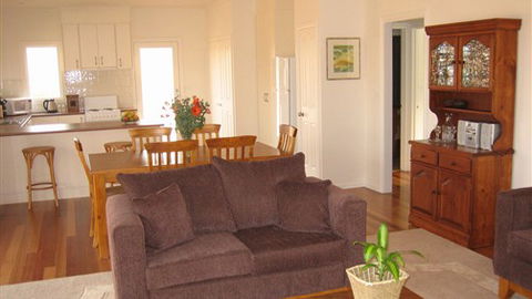 Strath Valley View Bed And Breakfast - St Kilda Accommodation 2
