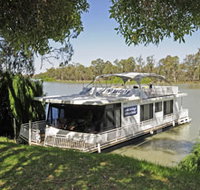 Boats and Bedzzz - The Murray Dream self-contained moored Houseboat - St Kilda Accommodation