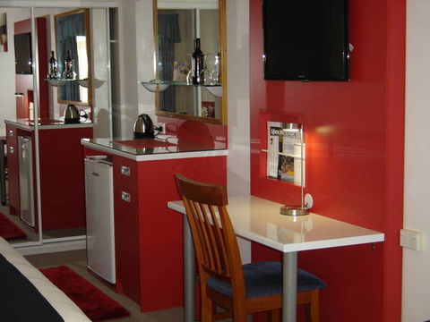 Avaleen Lodge Motor Inn - St Kilda Accommodation 0