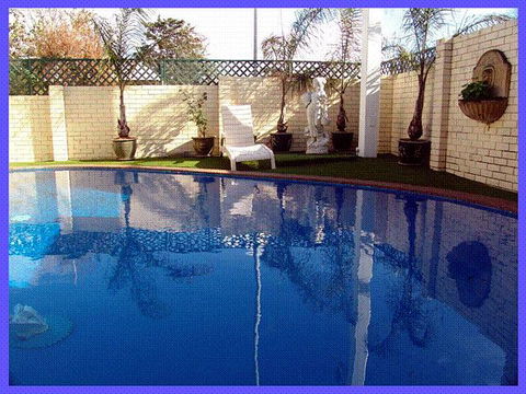 NOAH'S Mid City Motor Inn - St Kilda Accommodation 0
