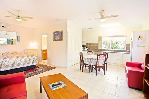 Bonville Lodge - St Kilda Accommodation 6