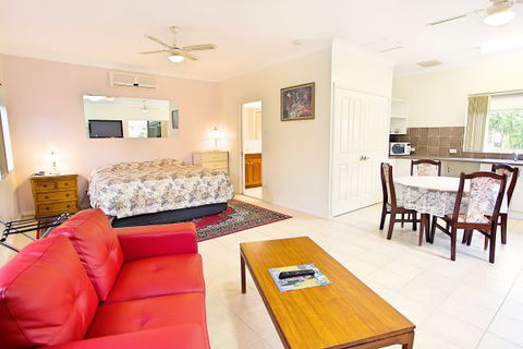 Bonville Lodge - St Kilda Accommodation 7