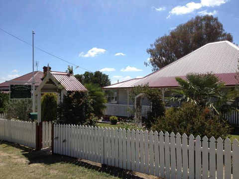 Tenterfield Luxury Historic C1895 Cottage - St Kilda Accommodation 0