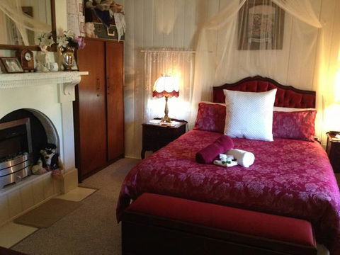 Tenterfield Luxury Historic C1895 Cottage - St Kilda Accommodation 1