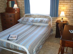 Baywatch Manor Augusta YHA - St Kilda Accommodation 2