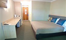 Lakeview Hotel Motel - Oak Flats - St Kilda Accommodation 0