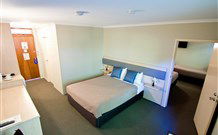 Lakeview Hotel Motel - Oak Flats - St Kilda Accommodation 1