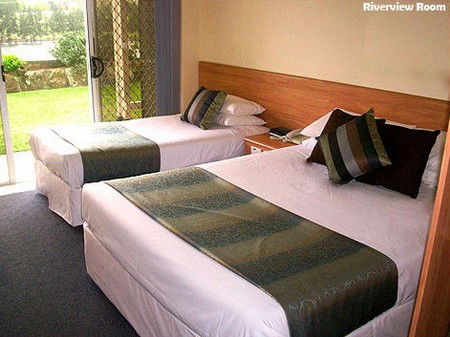 Log Cabin - St Kilda Accommodation 2