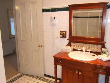 Whispering Pines - St Kilda Accommodation 3