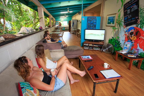 Mission Beach Retreat YHA - St Kilda Accommodation 4