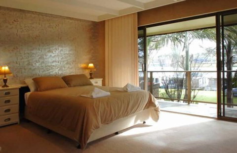 Trenberth House - St Kilda Accommodation 1