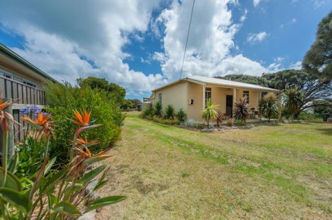 Anderl's Beach Cottage - St Kilda Accommodation 1