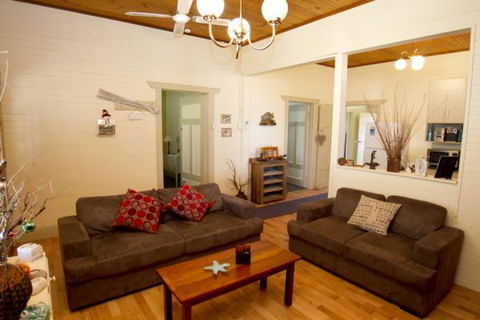 Anderl's Beach Cottage - St Kilda Accommodation 2