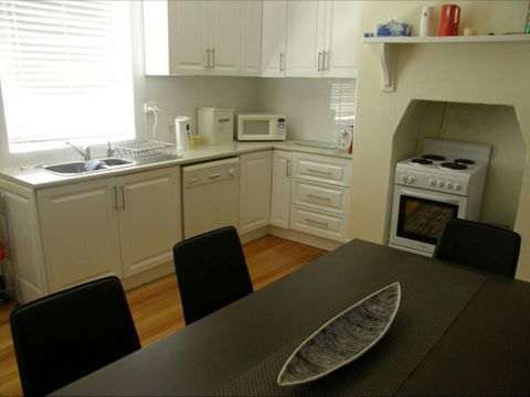 Fensom's Holiday Home - St Kilda Accommodation 1