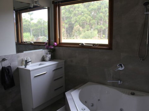Eagle's Roost Farmstay B&B - St Kilda Accommodation 2