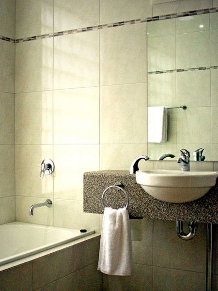 Strath Motel - St Kilda Accommodation 2